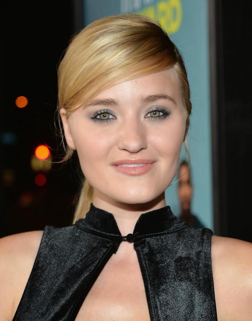 Amanda2BMichalka2BPremiere2BFocus2BFeatures2BAkward2By7c.jpg